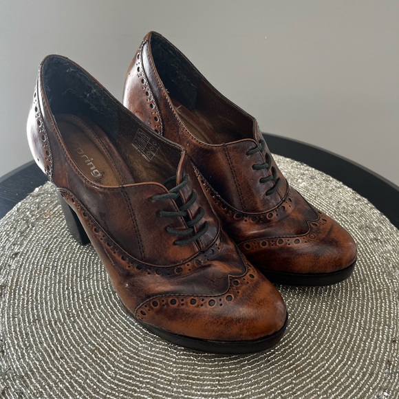 Used excellent condition. Spring.  block heel. Love these vintage vibe shoes! - Picture 2 of 5